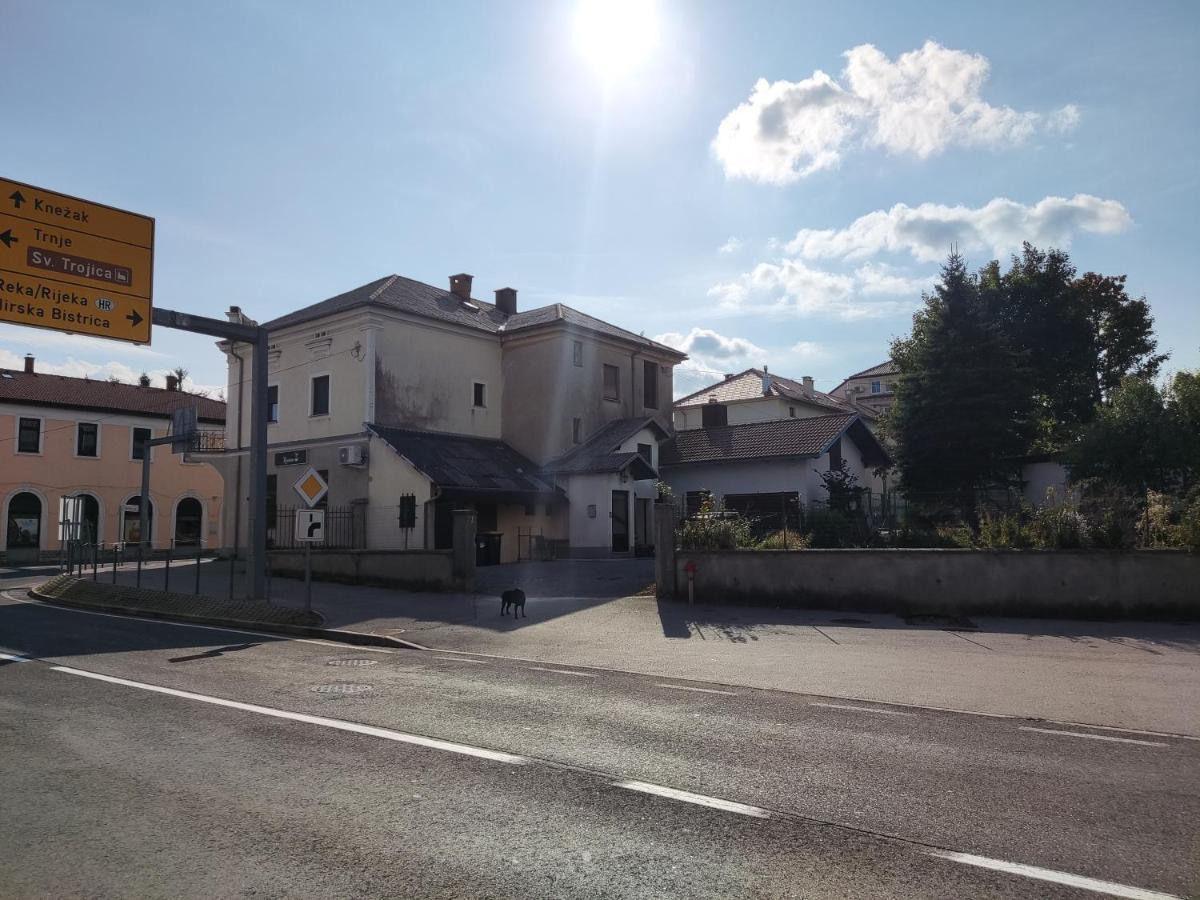 Family Hostel Pivka Eksteriør billede